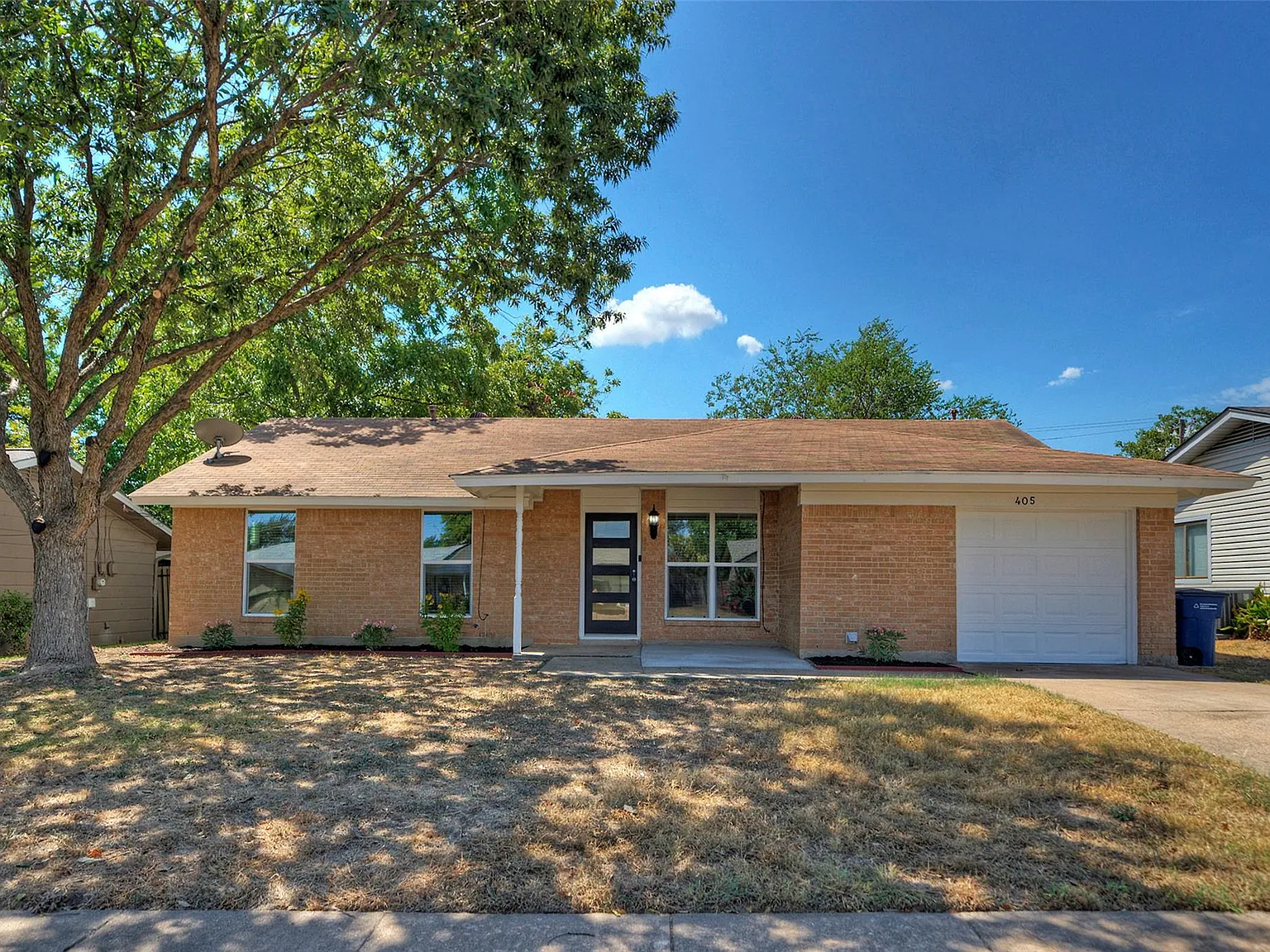 3 bed, 2.0 bath, 1181 sqft, $2,100 — Photo 2