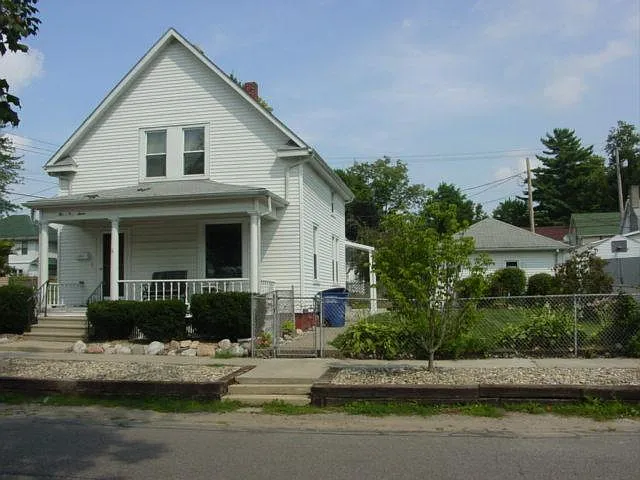 207 4th St photo 1