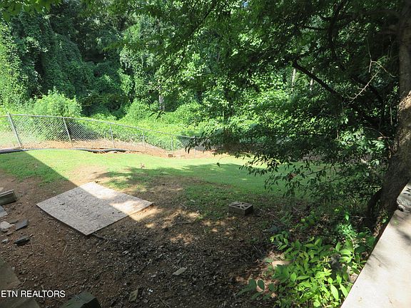3rd image of 2649 Vucrest Ave