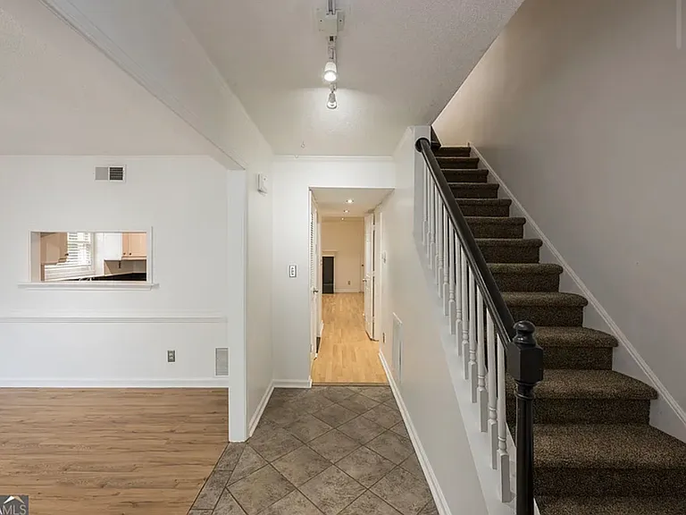 9070 Cobbler Ct — Photo 2
