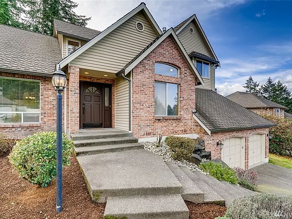 Love the split staircase.  Enter from the front or the driveway!