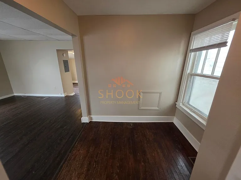912 Roberts St — Photo 2