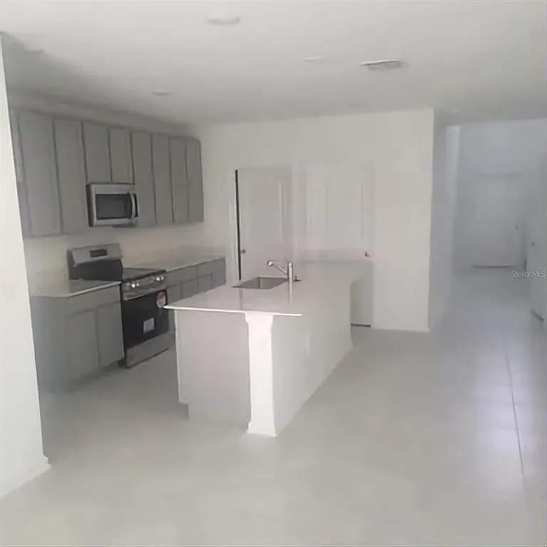 5 bed, 2.5 bath, 2388 sqft, $2,600 — Photo 4