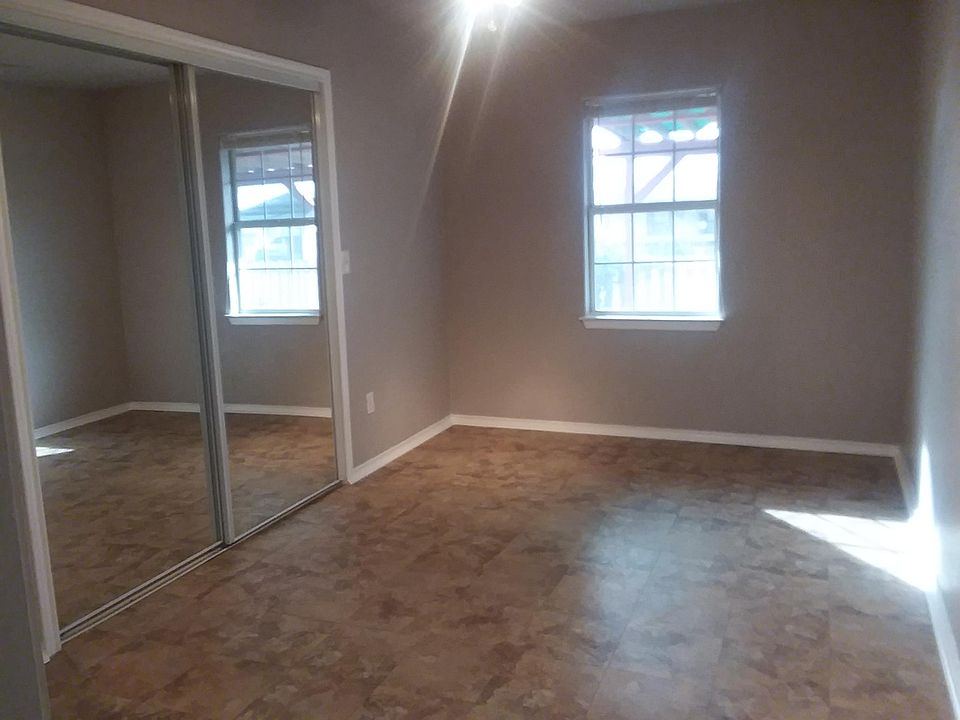 Smaller Bedroom w/Ceiling Fan & Walk in Closet
