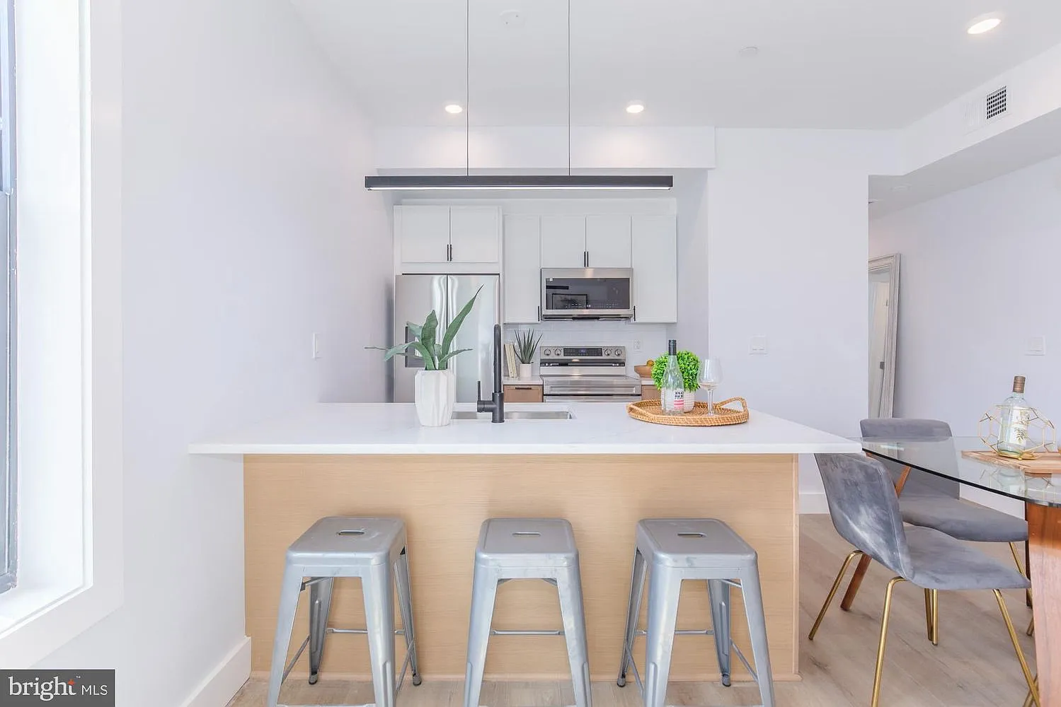 1 bed, 550 sqft, $2,100 — Photo 2