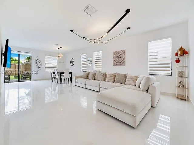 4 bed, 3.0 bath, 2160 sqft, $3,900 — Photo 3