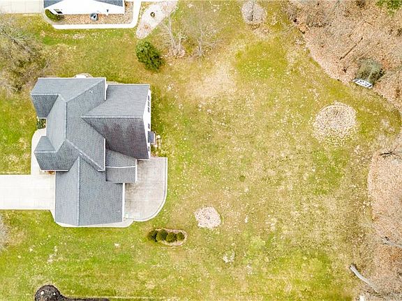 4th image of 230 Lawrence Woods
