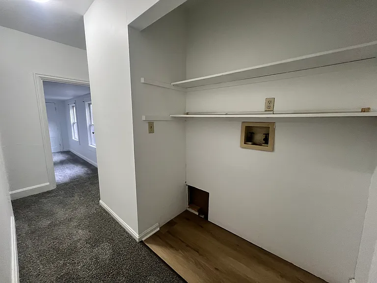 139 E Pomfret St — Photo 18