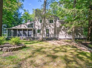 500 Oxbow Lake Rd, White Lake, MI 48386