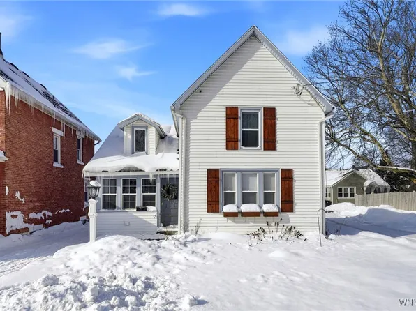 12 Livingston St, Lancaster, NY 14086