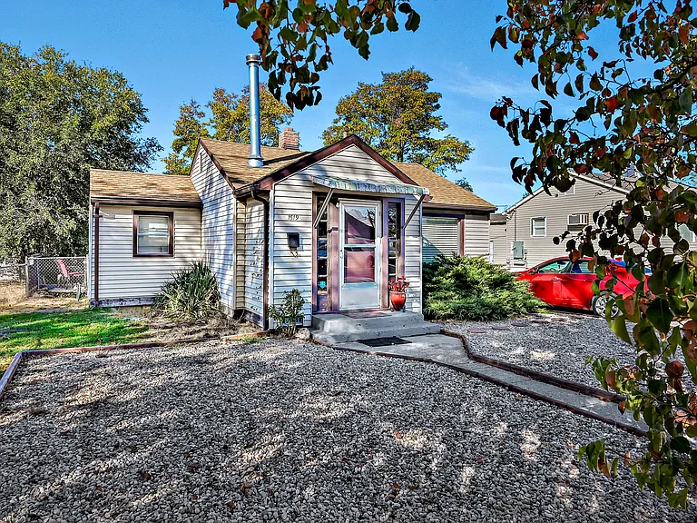 1519 S Division Ave — Photo 1