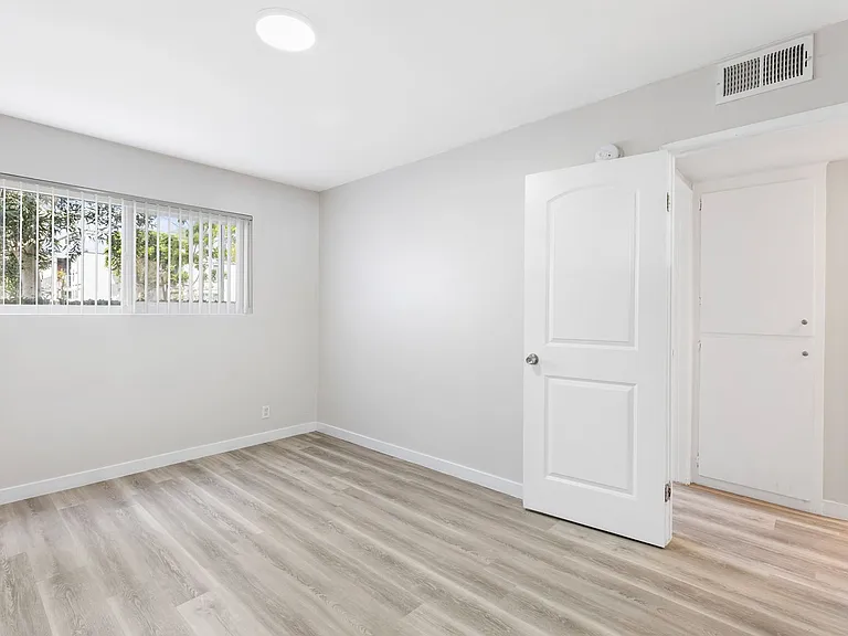 Tarzana Court Apartments — Photo 19