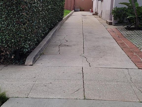 2nd image of 1007 1/2 N Havenhurst Dr