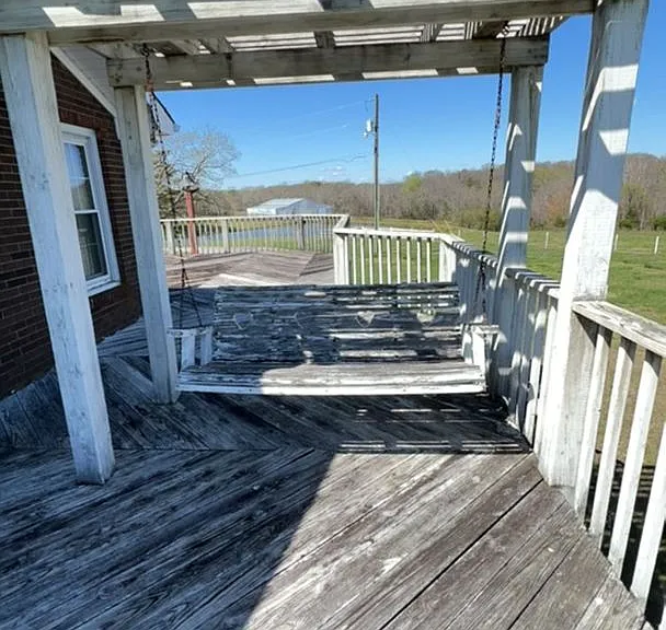 765 Bluffview Dr — Photo 3