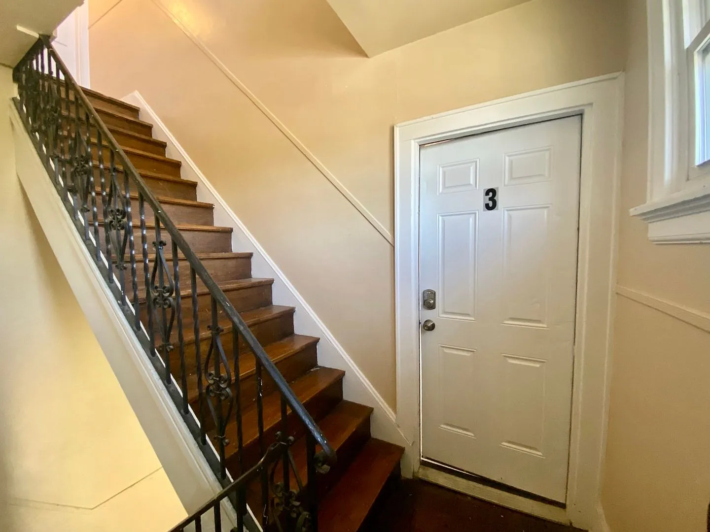 1029 Dana Apts — Photo 3