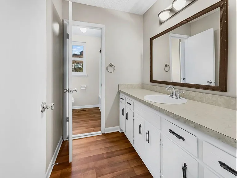 433 Rockwood Dr — Photo 3