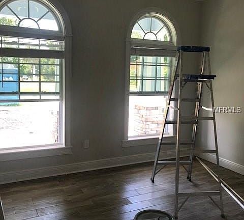 4th image of 211 W Amelia Ave