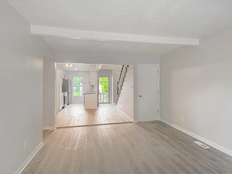 1305 La Chateau Dr — Photo 5