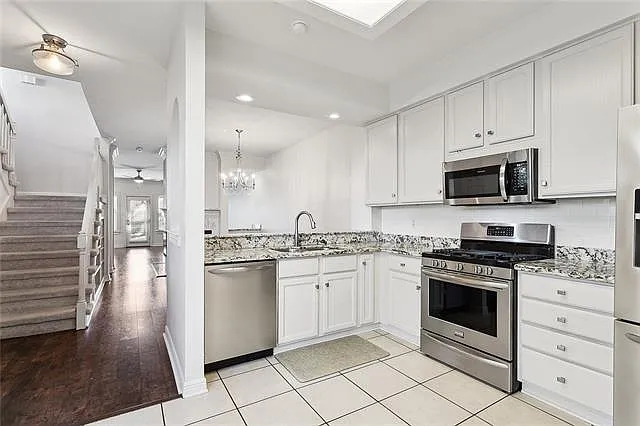 3 bed, 2.5 bath, 2255 sqft, $3,200 — Photo 2
