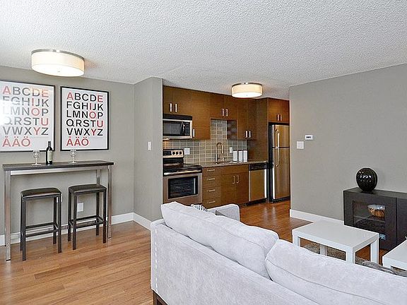 3rd image of 636 N Pearl St #202A