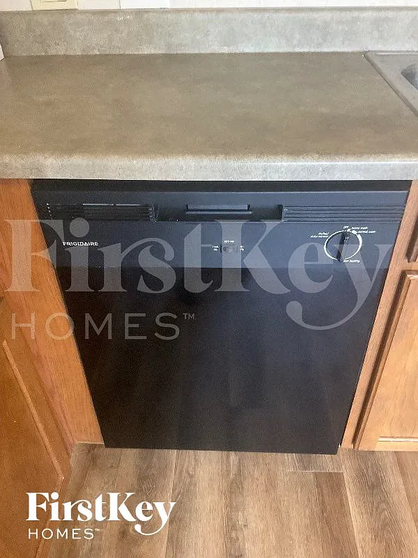 3 bed, 2.0 bath, 3206 sqft, $2,265 — Photo 4
