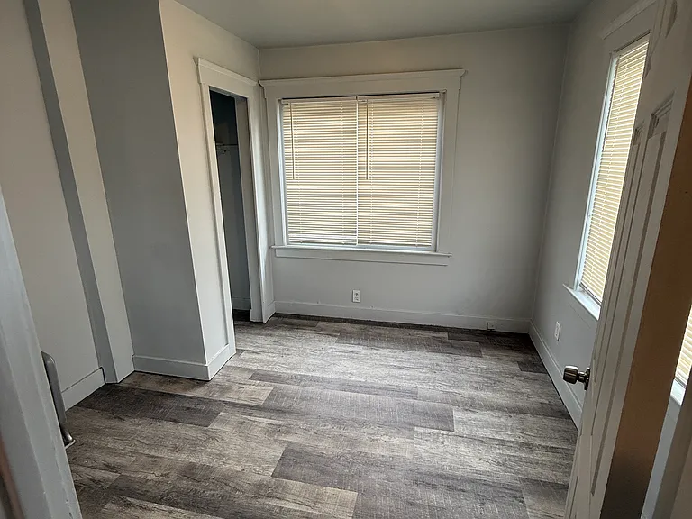 Chandler Ave — Photo 26