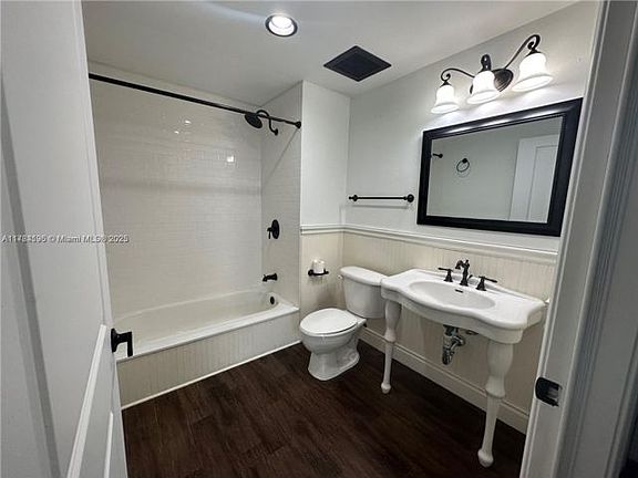 3rd image of 10 Aragon Ave Ste 607