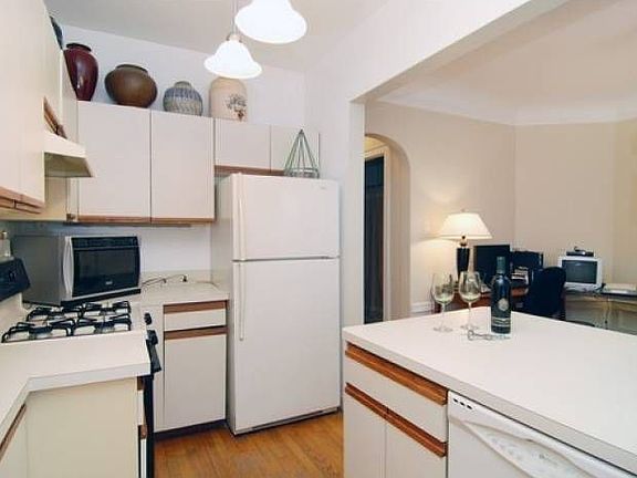 4th image of 2206 W Granville Ave