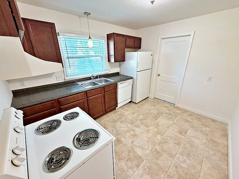 4838 Stanley Dr — Photo 6