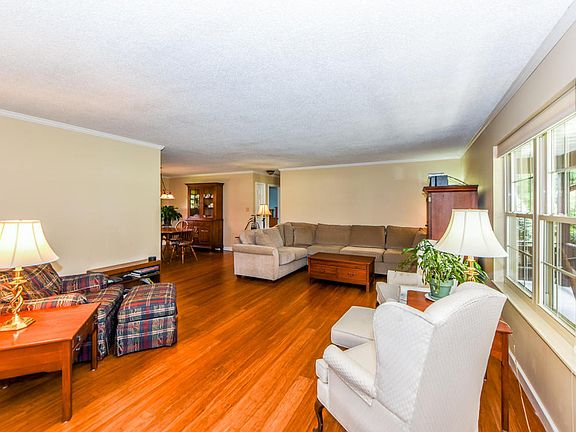 3rd image of 1205 Turnberry Ln
