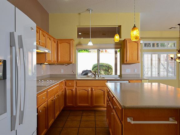 3rd image of 1071 E Versailles Dr
