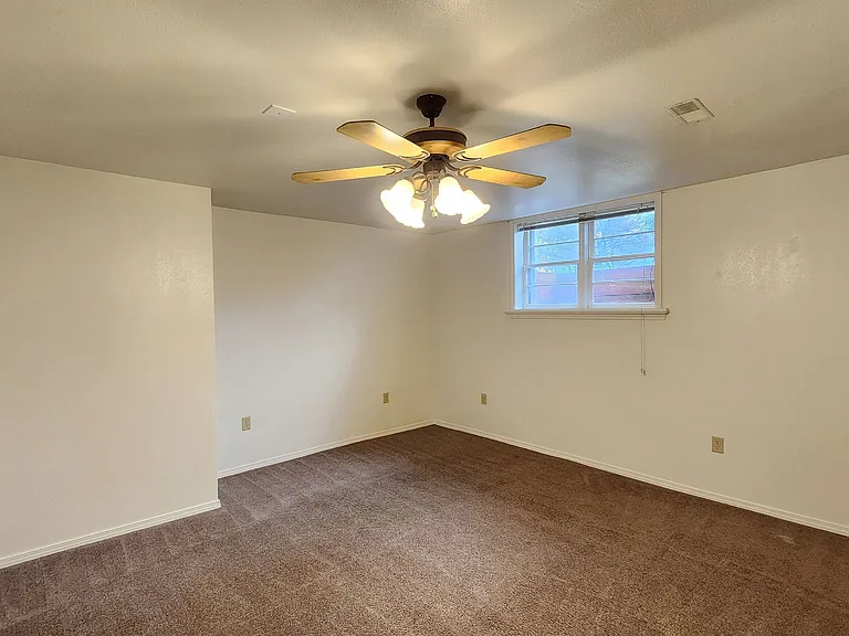 540 Beverly Ave — Photo 17