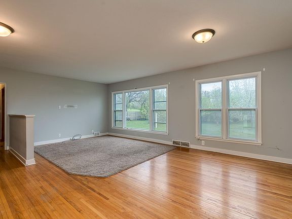 3rd image of 815 Barron Rd