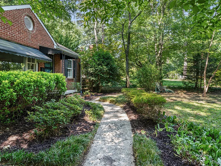 2126 Arnold Dr — Photo 3