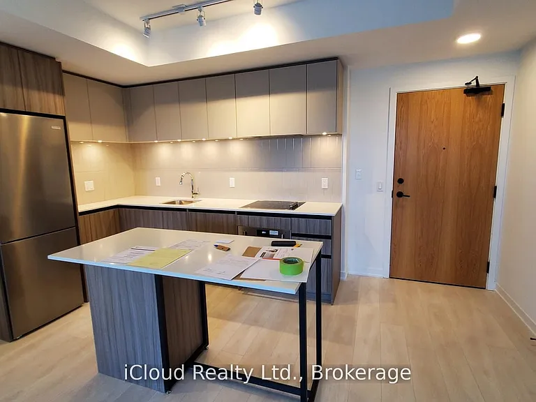 7950 Bathurst St #210 — Photo 1