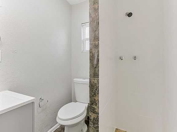 4th image of 1005 N Center Ave Unit B