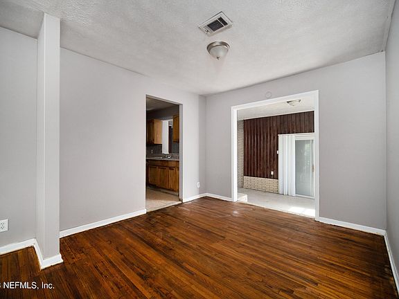 4th image of 2732 Sunny Acres Dr N
