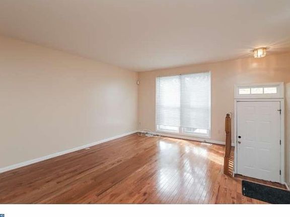 3rd image of 806 Sabina Cir