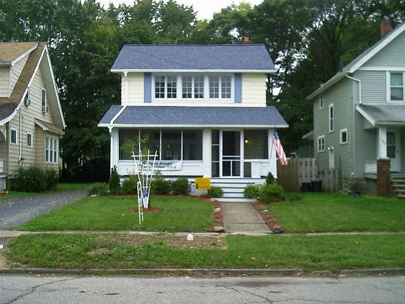 1059 W 11th St photo 1