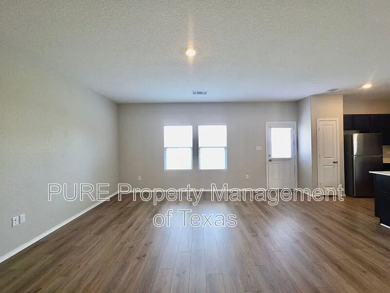 301 Freshwater Dr — Photo 3