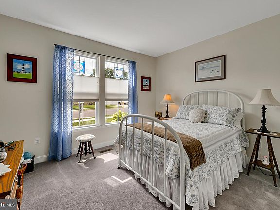 3rd image of 131 Amberfield Ct