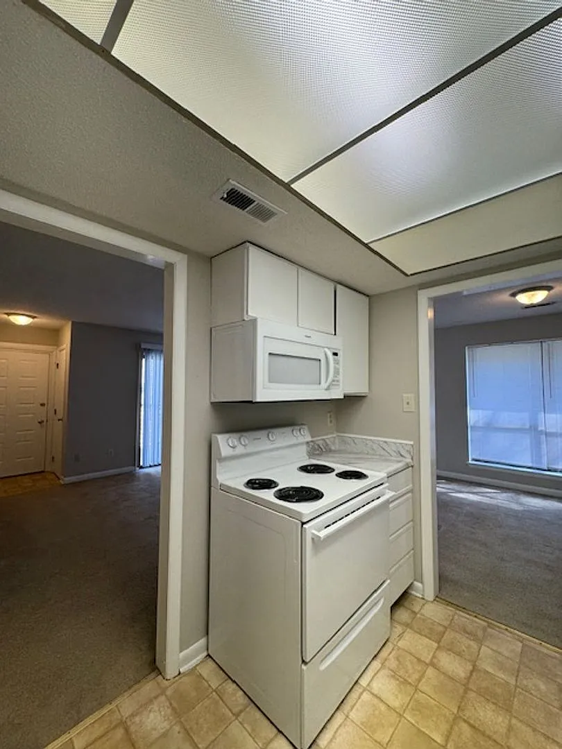 Welcome to Cary Westpark Condos Where convenience and charm meet in the heart of Downtown Cary. L... — Photo 3