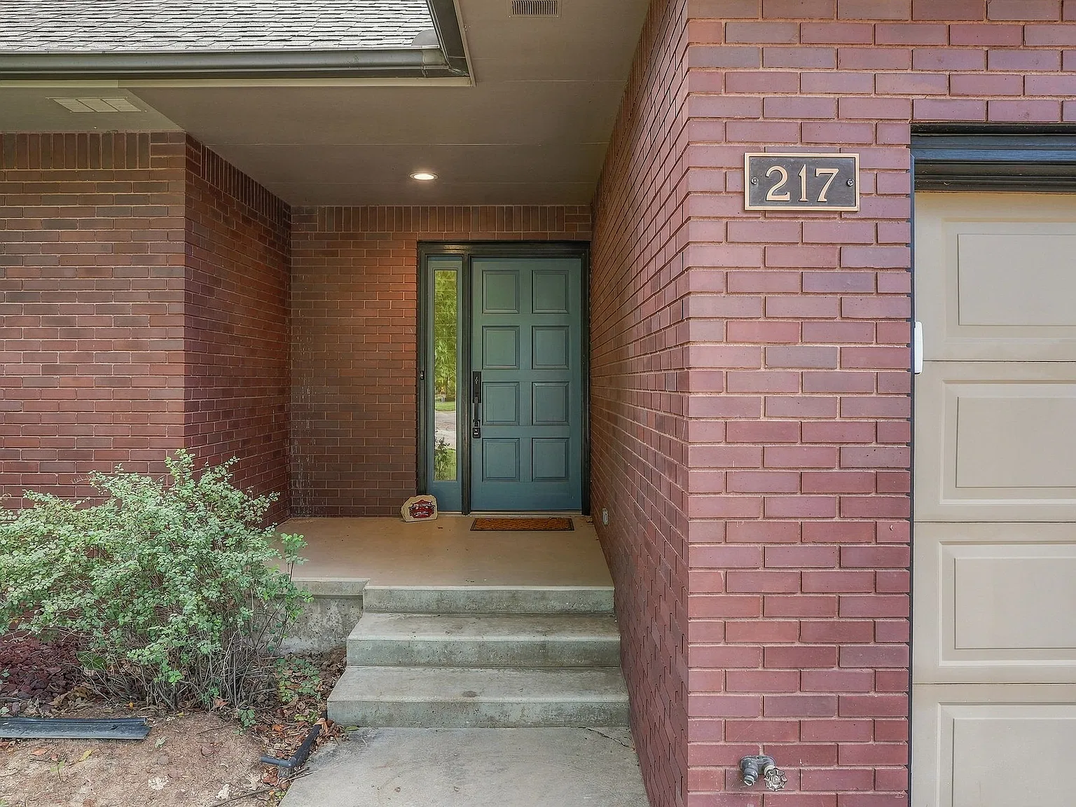 3 bed, 2300 sqft, $1,900 — Photo 2