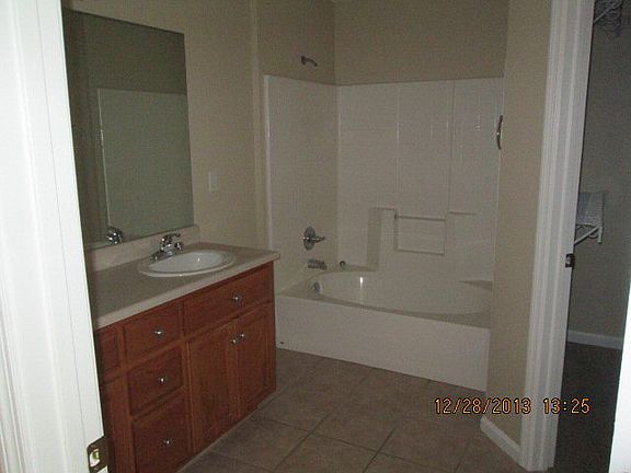 3rd image of 823 Summer Ln