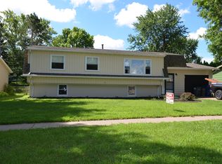 3115 Maplecrest Rd, Bettendorf, IA 52722