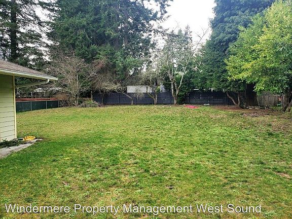 2nd image of 2422 Parkwood Dr SE