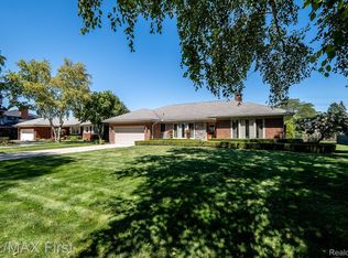 60 Crestwood Dr, Grosse Pointe Shores, MI 48236