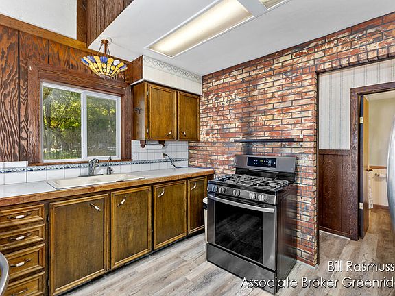 5th image of 14930 Hemlock Ave NE
