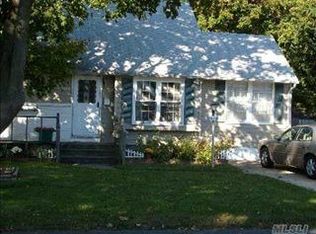 312 29th St, Lindenhurst, NY 11757