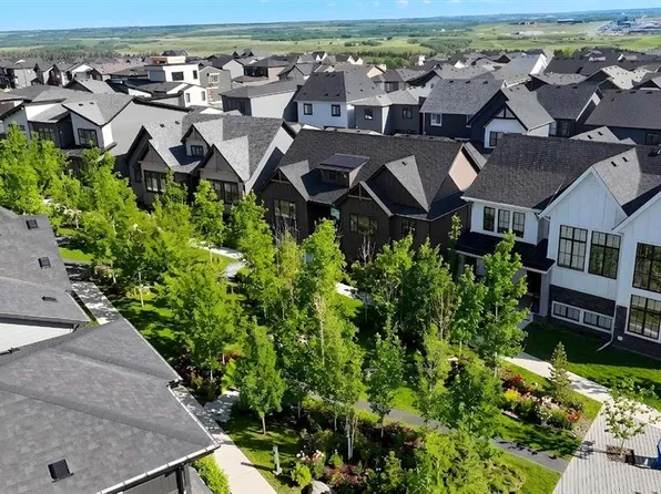 90 S Treeline Gdns SW, Calgary, AB T2Y 0W6